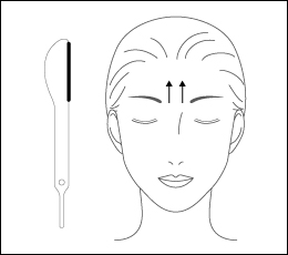 ②ヘッドの平らな部分を眉間にあて、下から上に向かってゆっくりと動かしすべらせます。(3回)